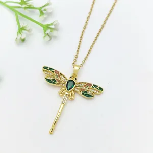 Primo piano di una delicata collana con pendente a libellola con smalto verde e zirconi.