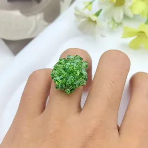 Anello a grappolo in cristallo verde fatto a mano design unico gioiello da dito alla moda donna