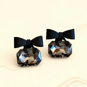 Dettaglio orecchini fiocco nero cristallo scuro, elegante gioiello donna moda chic stile