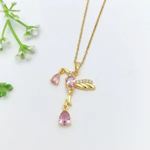 Squisita collana con ciondolo a colibrì dorato in rame con zirconi rosa brillanti.