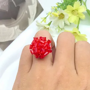 Anello statement in cristallo rosso fatto a mano gioiello da dito donna accessorio moda vista dettaglio.