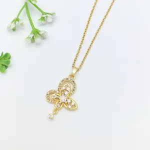 Squisita collana con ciondolo a farfalla placcata in oro con scintillanti cristalli di zircone.