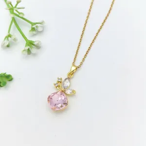 Primo piano dettagliato di una collana in acciaio dorato con ciondolo a farfalla in cristallo rosa.