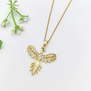Dettaglio collana con ciondolo fenice in oro con scintillanti cristalli di zircone.