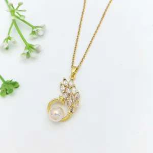 Raffinata collana in acciaio dorato con zirconi a marquise e un ciondolo di perla lucida.