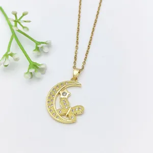 Collana con ciondolo a farfalla mezzaluna dorata con pietre di zircone scintillanti per donne.