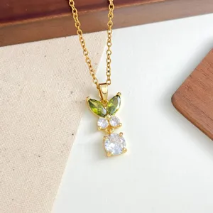 Collana in acciaio inox dorato con ciondolo a fiore in zircone verde e bianco elegante.
