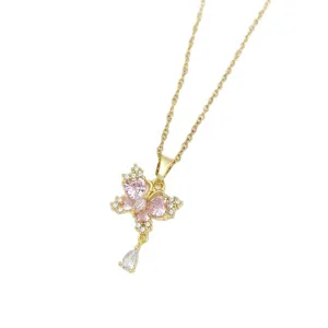 Collana con farfalla dorata e pietre di zircone cubico rosa e trasparente per donna.