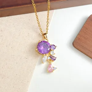 Primo piano della collana in acciaio inossidabile dorato con ciondolo a fiore in zircone colorato.