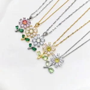 Set di collane con ciondolo a fiore in zircone elegante con cristalli colorati e catene fini.