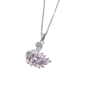 Elegante collana con ciondolo a cigno argentato con luminose pietre di zircone rosa per donne.