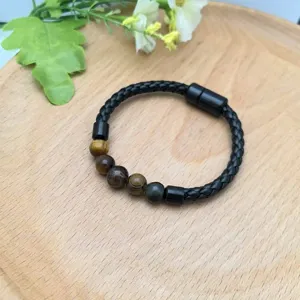 Bracciale in pelle intrecciata nera da uomo con chiusura magnetica e perle in pietra.