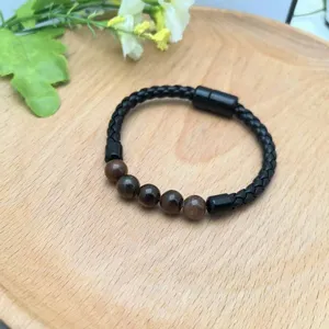 Bracciale in pelle intrecciata da uomo con chiusura magnetica e perle in pietra.
