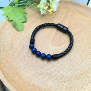 Bracciale in pelle intrecciata da uomo con chiusura magnetica e perline di pietra blu.