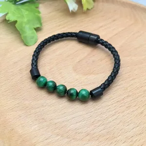 Bracciale in pelle intrecciata magnetica da uomo con perle di pietra verde, gioiello.