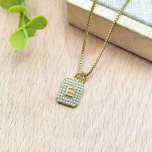 Elegante collana con ciondolo lettera iniziale E in oro e zircone lucido fine