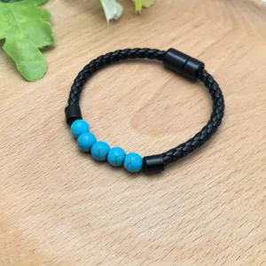 Bracciale in pelle intrecciata nera con perline turchesi blu e chiusura magnetica unisex.
