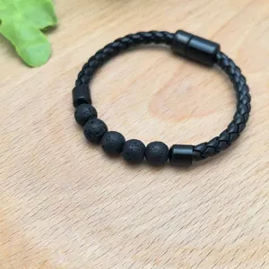 Primo piano dettagliato del bracciale in pelle intrecciata nera con pietra lavica e chiusura.
