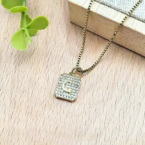 Collana con catena quadrata dorata minimalista con pendente lettera C in zircone donna