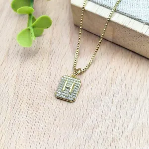 Collana con ciondolo quadrato dorato lettera H con zirconi micro incastonati per donne.