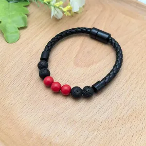 Bracciale in pelle intrecciata nera con chiusura magnetica, pietra lavica e perline rosse da uomo.