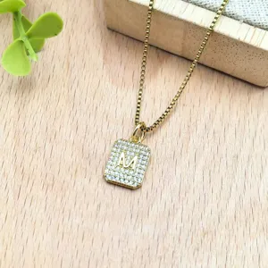 Collana con ciondolo lettera M quadrata in zirconi cubici placcati oro minimalista donna