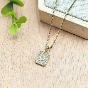 Collana con ciondolo lettera O in zircone cubico rettangolare dorato, catena delicata.
