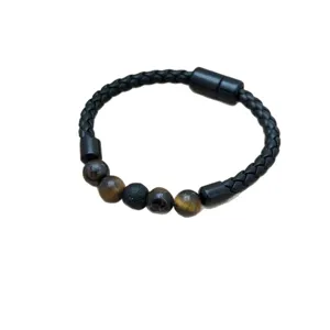 Bracciale in pelle intrecciata nera da uomo con chiusura magnetica e perle di pietra naturali.
