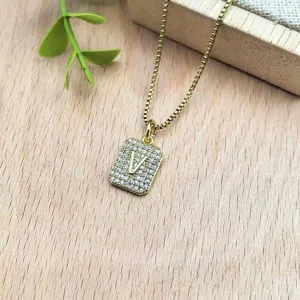 Collana con ciondolo lettera V oro, gioielli con catena clavicola in zircone cubico quadrato.