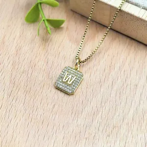 Primo piano dettagliato del ciondolo collana con lettera W in zircone cubico quadrato.