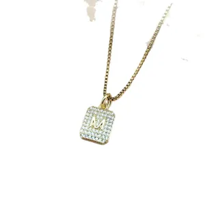 Collana con ciondolo iniziale M quadrata dorata con zirconi cubici scintillanti da donna chic