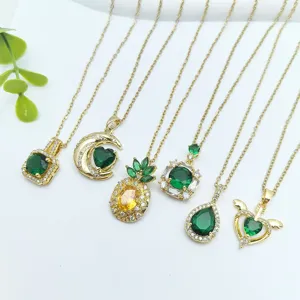 Set di sei eleganti collane con ciondolo dorato con pietre di zirconio verde e giallo.