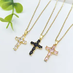 Collana con ciondolo a croce placcata in oro con pietre di zircone scintillanti.