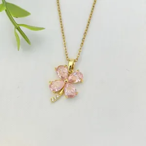 Chic epihrysomeno kolier tetrafyllo me lampero roz krystallino pendant gia gynaikes.