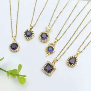 Vista ravvicinata di dettaglio dell'elegante collana con ciondolo geometrico in pietra viola.