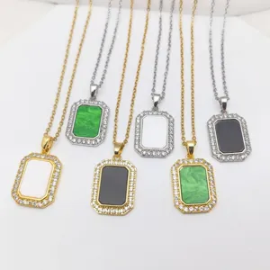 Vista dettagliata di eleganti collane con ciondoli geometrici e bordi di strass brillanti.