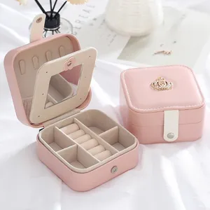 Portagioie rosa portatile a doppio strato con specchio e scomparti per anelli.