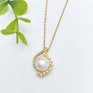 Elegante collana con ciondolo di perle geometriche e pietre scintillanti per donne.