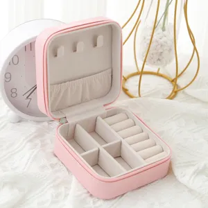 Portagioie portatile rosa da viaggio con rotoli per anelli ganci e scomparti pratici.