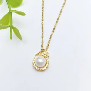 Elegante collana con ciondolo dorato con perla bianca centrale e pietre di zircone scintillanti.