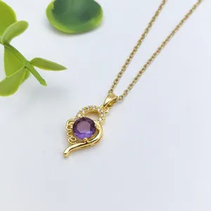 Collana con ciondolo geometrico dorato con pietra viola e zirconi per donne eleganti.