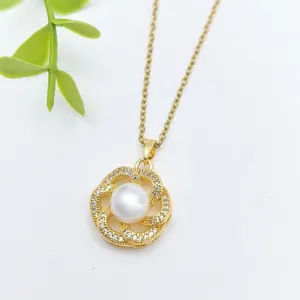 Primo piano dettagliato dell'elegante collana geometrica di perle dorate con cristalli luminosi.
