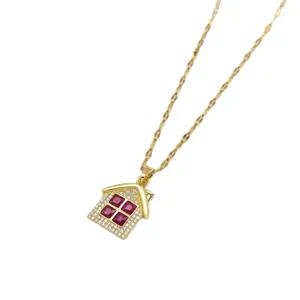 Collana con ciondolo a forma di casa dorata con pietre rosse per donne vista principale.