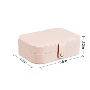 Vista dettagliata del portagioie da viaggio rosa compatto con comoda chiusura a bottone a pressione.