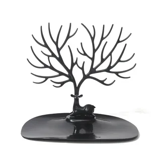 Vista di dettaglio del supporto per gioielli in plastica nera a forma di corna di cervo.