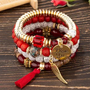 Σετ boho πολυεπίπεδα βραχιόλια με χάντρες, κόκκινες πέτρες και μεταλλικά κρεμαστά.
