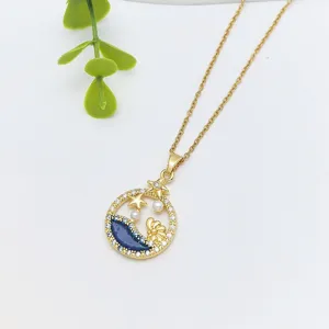 Dettaglio del ciondolo per collana in acciaio dorato con smalto blu, zirconi e stelle brillanti.