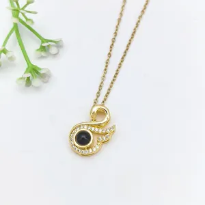 Collana con cigno dorato e zirconi cubici scintillanti, delicata catena in acciaio inossidabile.