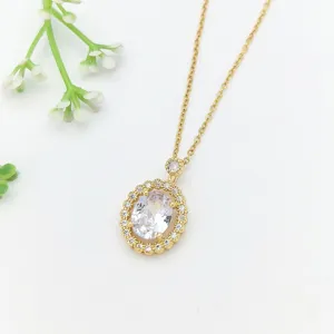 Collana con ciondolo ovale in zircone placcato oro e alone, dettaglio ravvicinato fine.