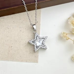Primo piano dettagliato della collana con ciondolo a stella in argento e zirconi scintillanti.